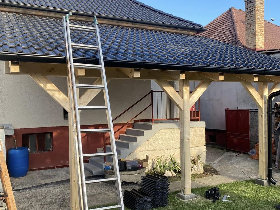 Stavba dreveného prístrešku pri rodinnom dome