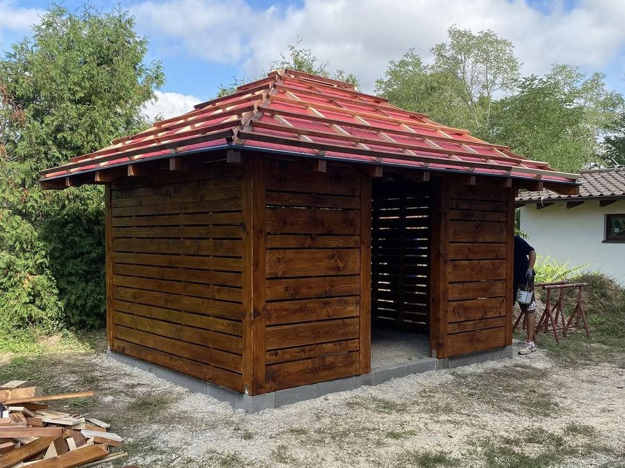 Drevený záhradný domček so šindľovou strechou