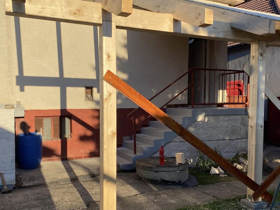 Drevené schody z masívu vyrobené a osadené firmou RooFe