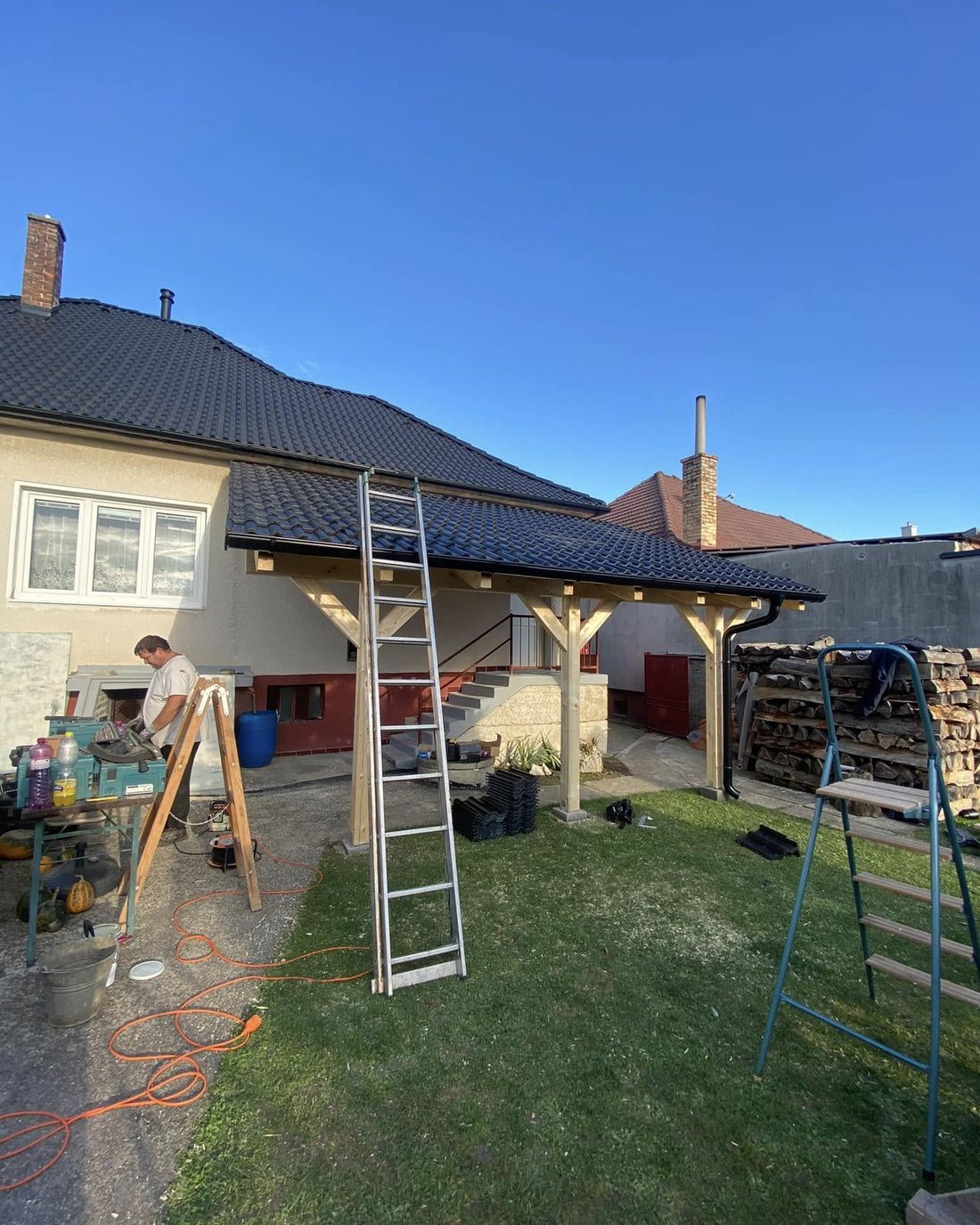 Tesári z RooFe stavajú drevený prístrešok pri rodinnom dome v Doľanoch