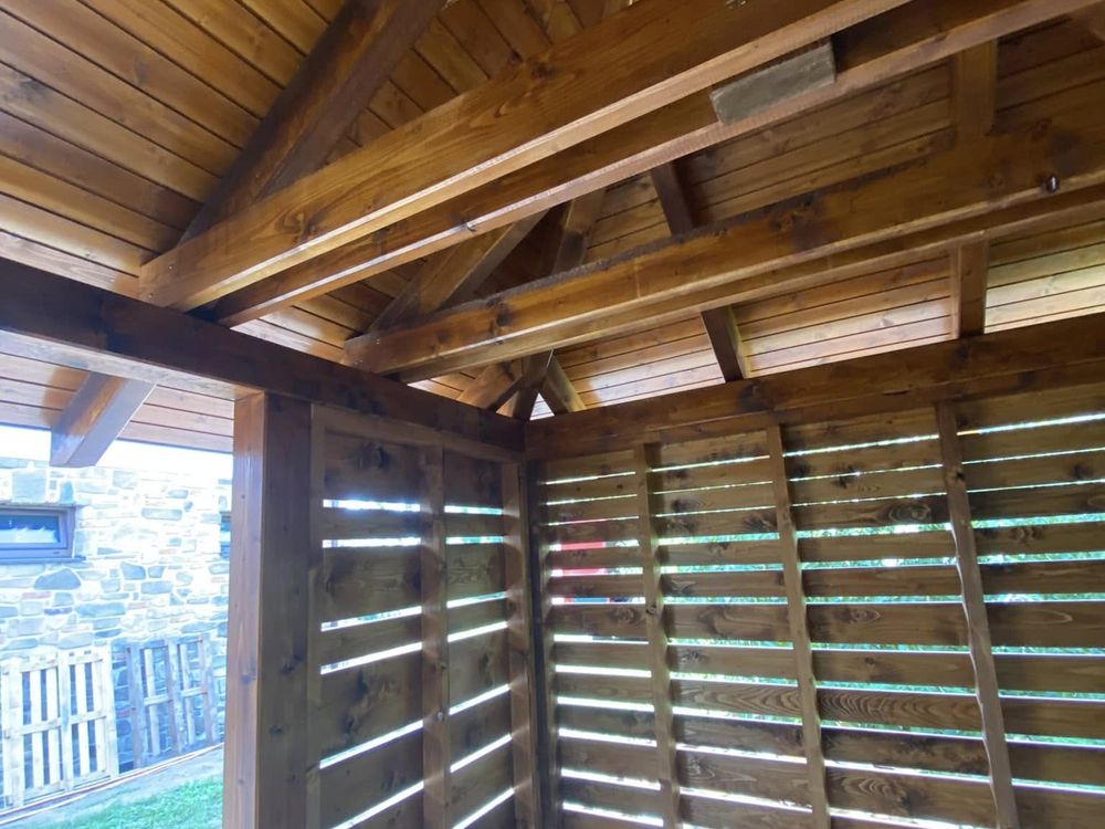Drevený krov s väzníkmi postavený firmou RooFe